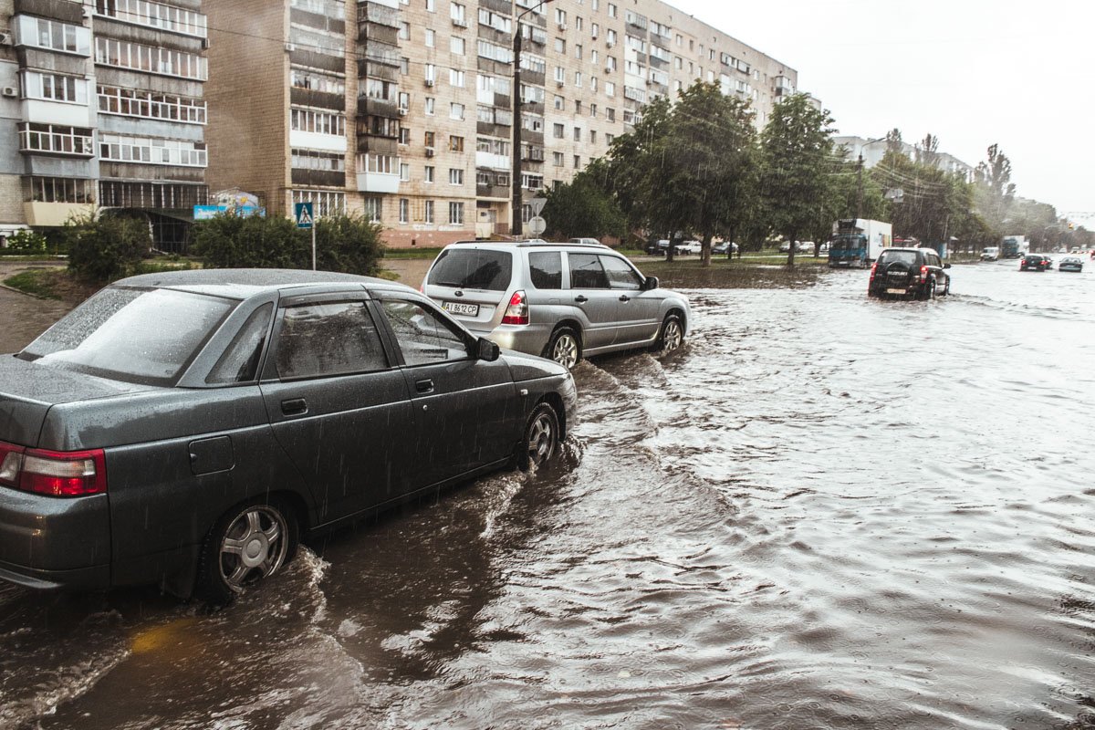 Улицы Броваров серьезно затопило