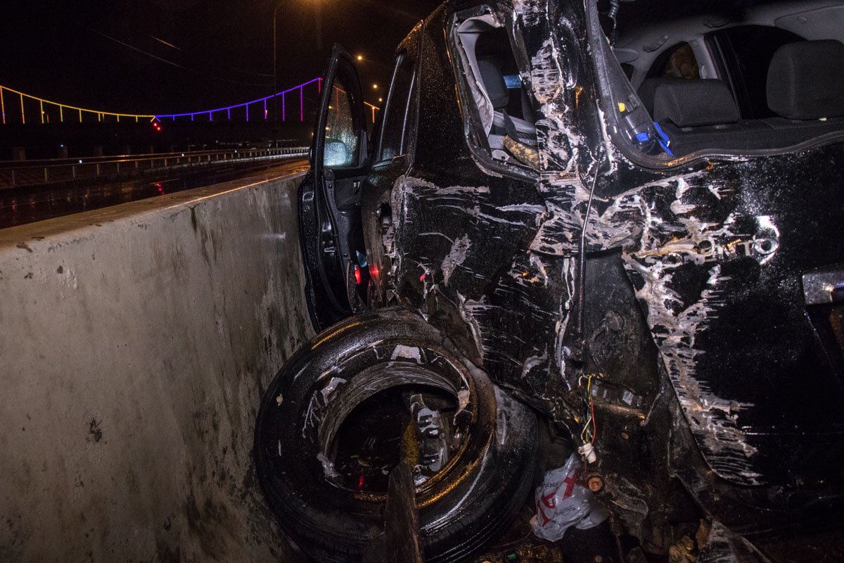 В Киеве на Набережном шоссе разбилась Kia: пострадал мужчина 1