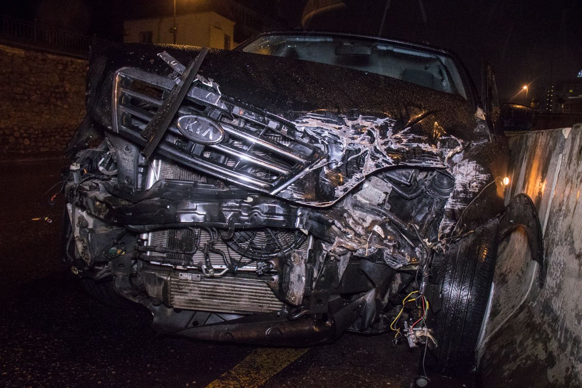 В Киеве на Набережном шоссе разбилась Kia: пострадал мужчина 2