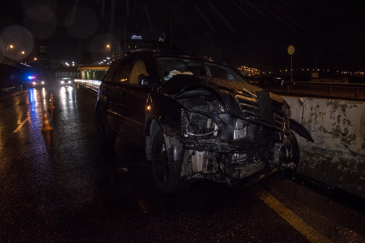 В Киеве на Набережном шоссе разбилась Kia: пострадал мужчина 3