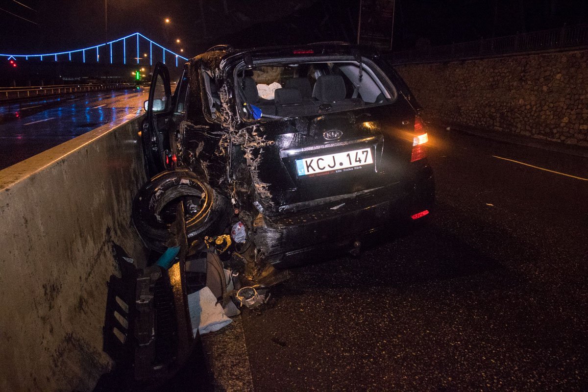 В Киеве на Набережном шоссе разбилась Kia: пострадал мужчина 4