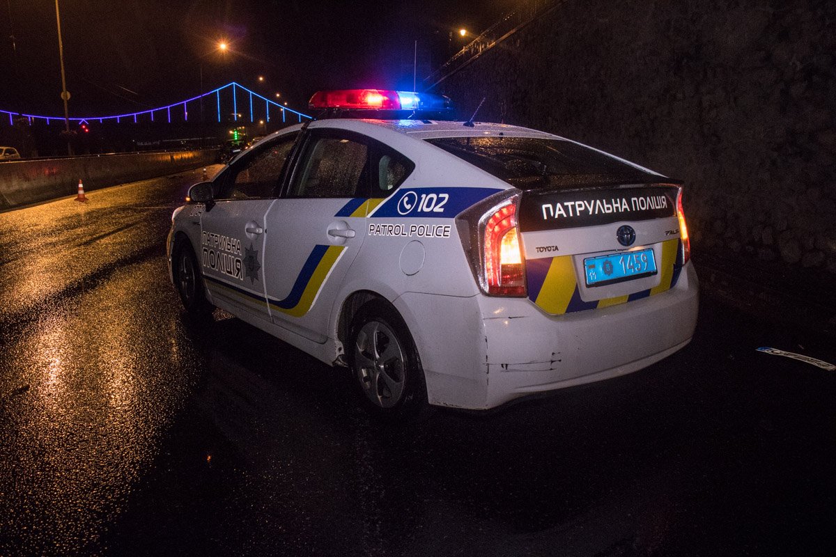 В Киеве на Набережном шоссе разбилась Kia: пострадал мужчина 6