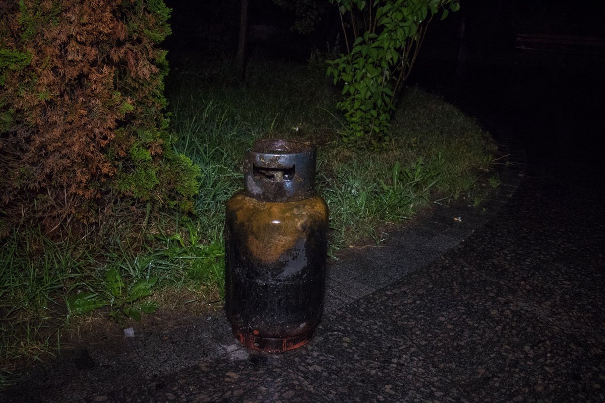 Пожарные из огня вынесли газовый баллон Пожарные из огня вынесли газовый баллон