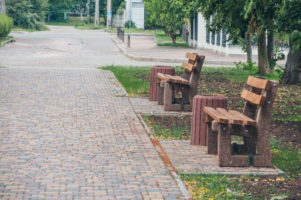 Также тут установили новые скамейки и урны