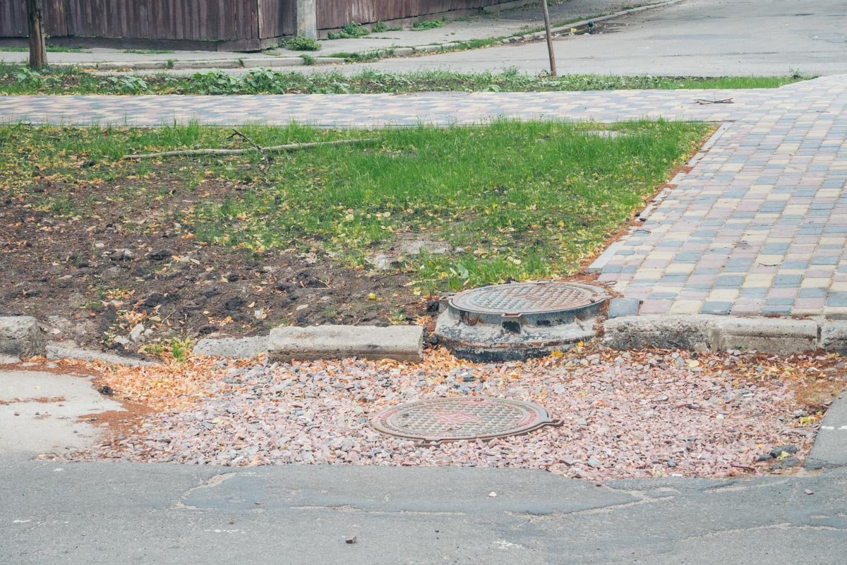 Местами хаотично насыпан гравий