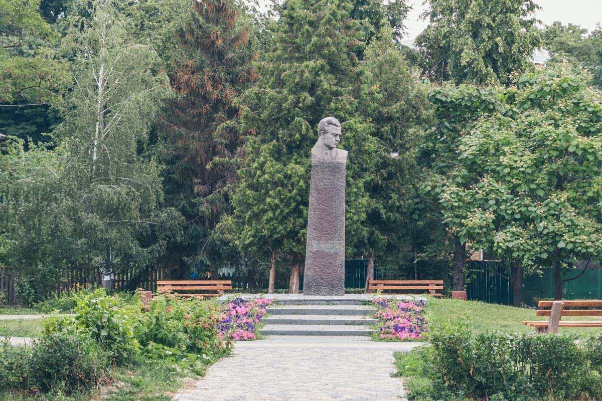 Возле памятника посадили красивые цветы