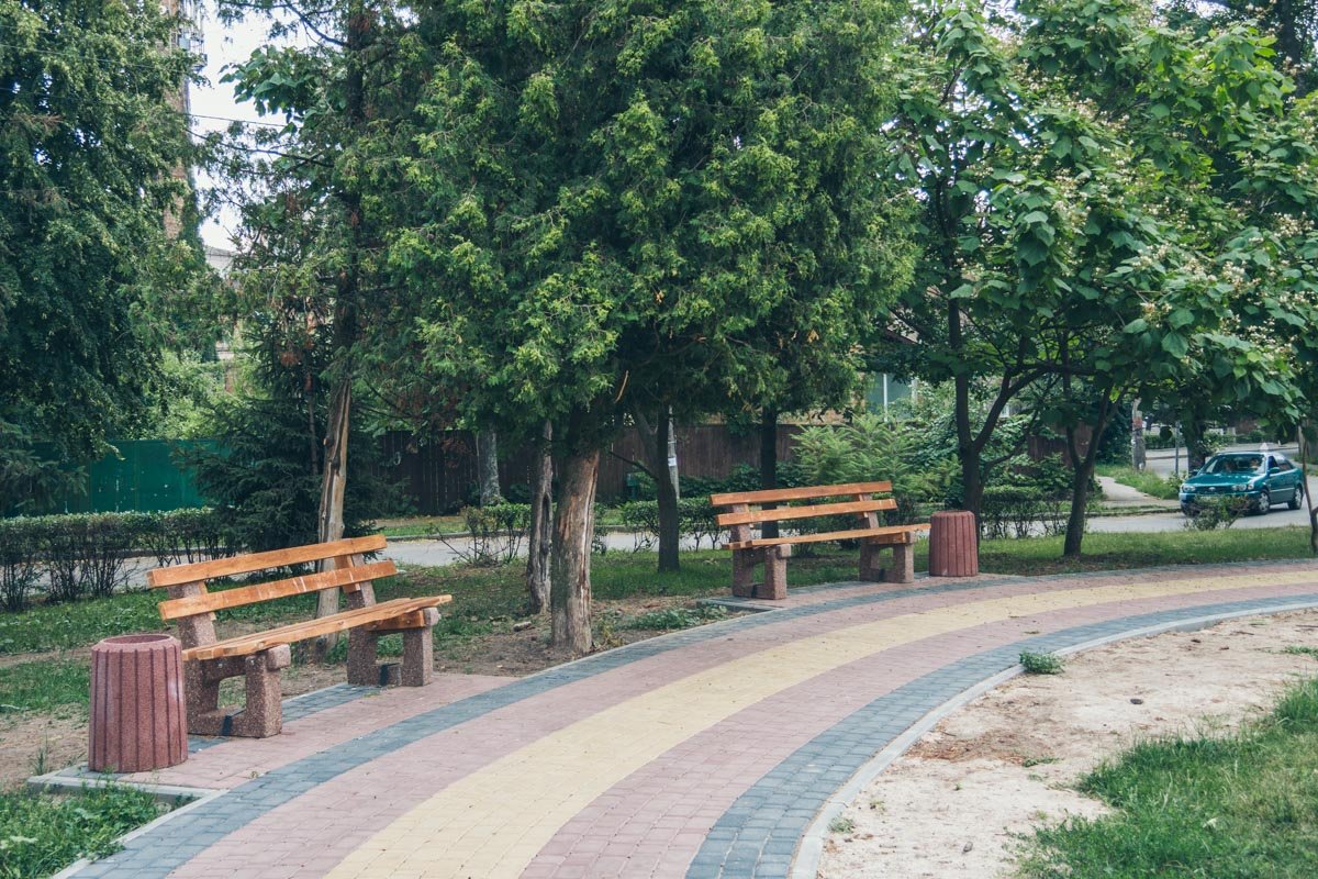 Но создается впечатление, что кроме лавочек и дорожек тут ничего не изменилось