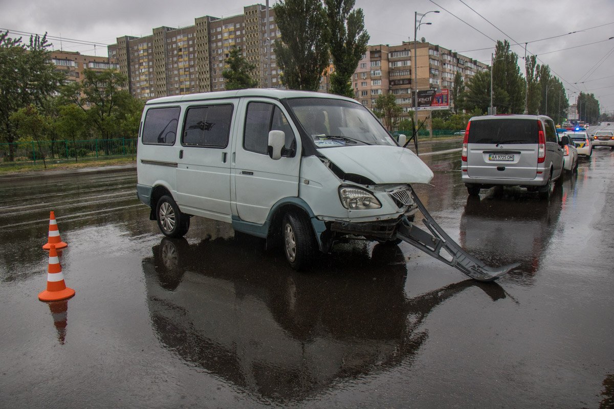 Автомобиль двигался по главной