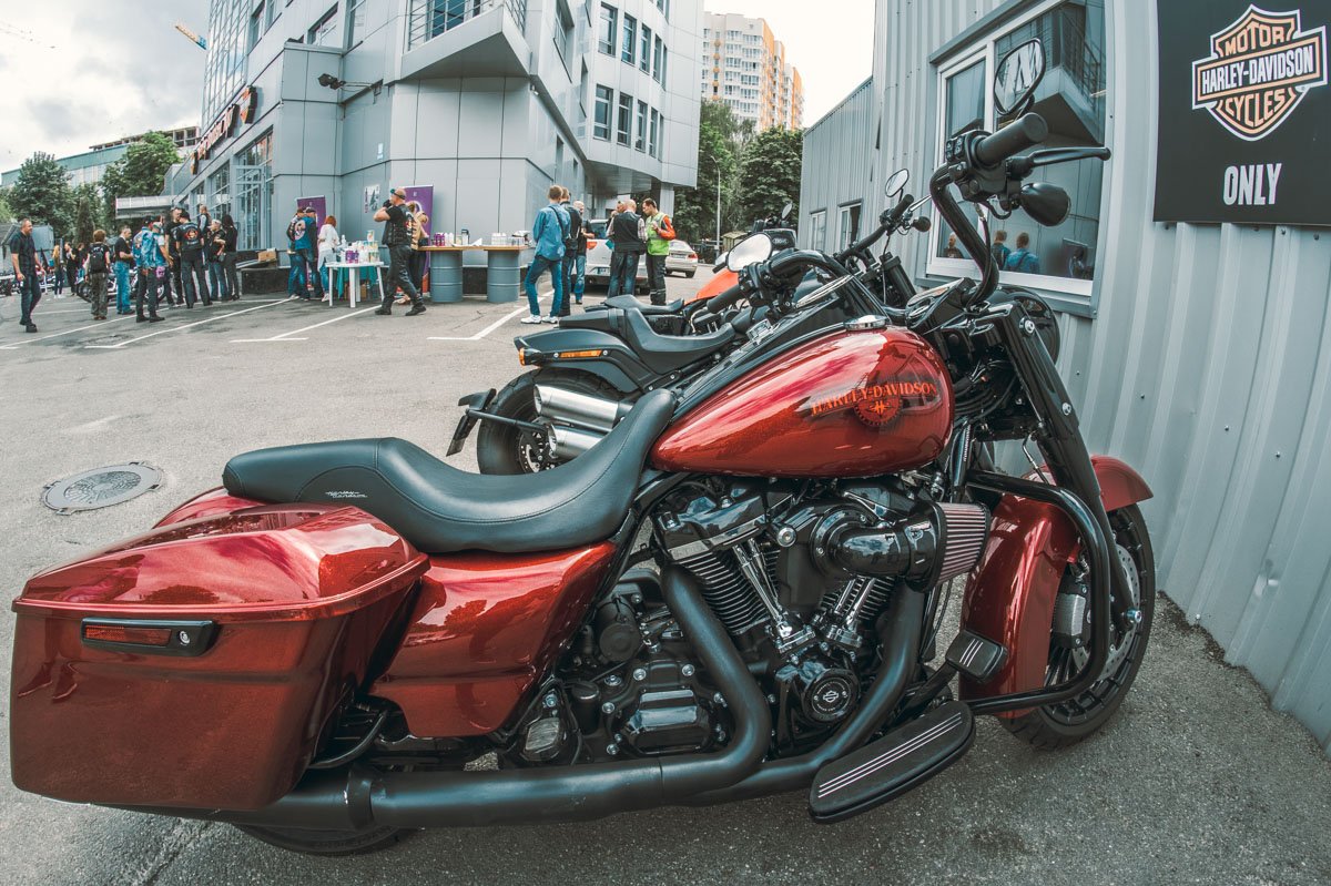 Железные кони собрались у магазина Harley Davidson в Киеве Железные кони собрались у магазина Harley Davidson в Киеве