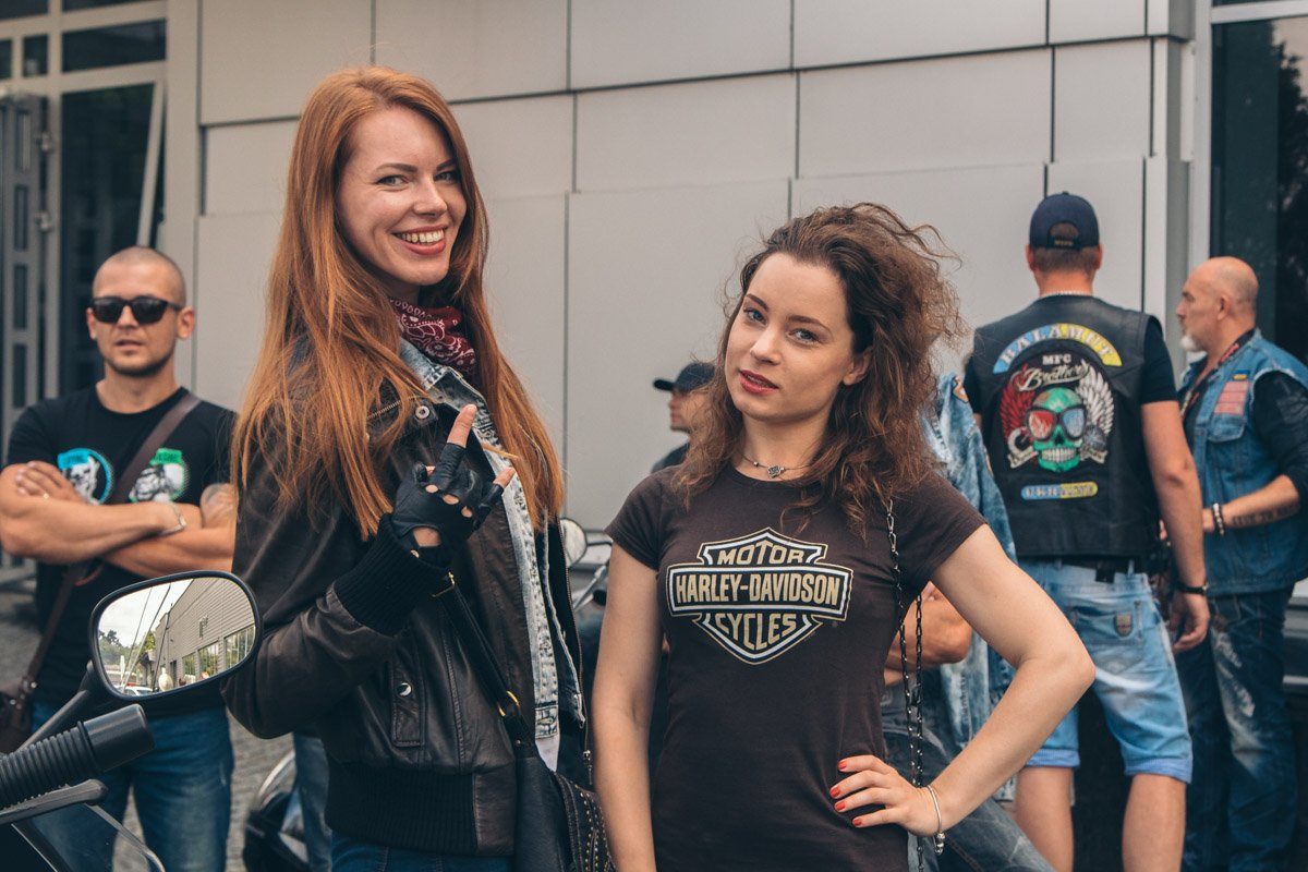 Среди участников мото-пробега тоже были представительницы прекрасного пола Среди участников мото-пробега тоже были представительницы прекрасного пола