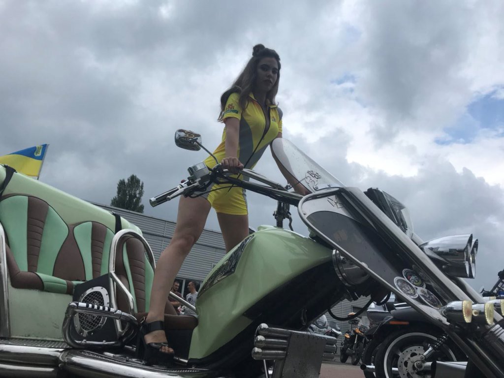 Кажется, девушка было совсем не холодно Кажется, девушка было совсем не холодно