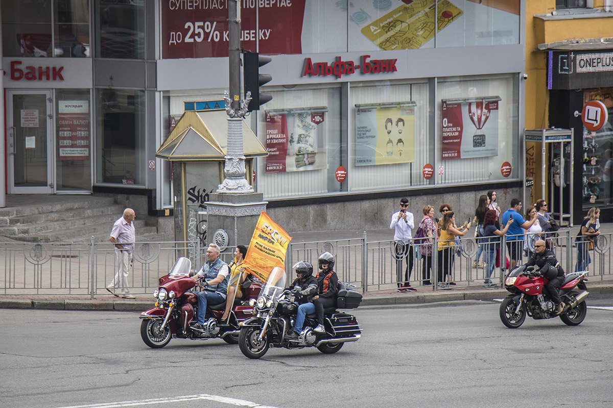 Колонна выехала в сторону Софийской площади Колонна выехала в сторону Софийской площади