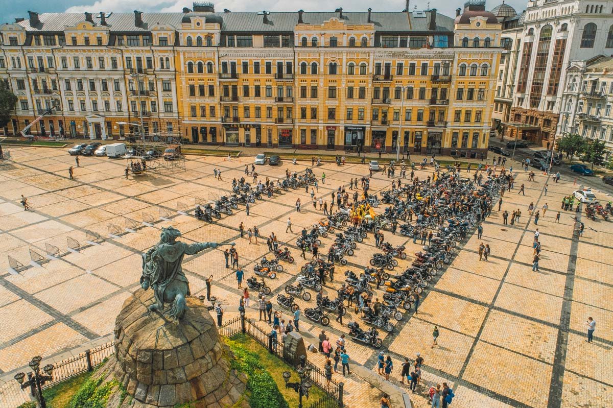 На Софийской площади выстроились мотоциклы На Софийской площади выстроились мотоциклы