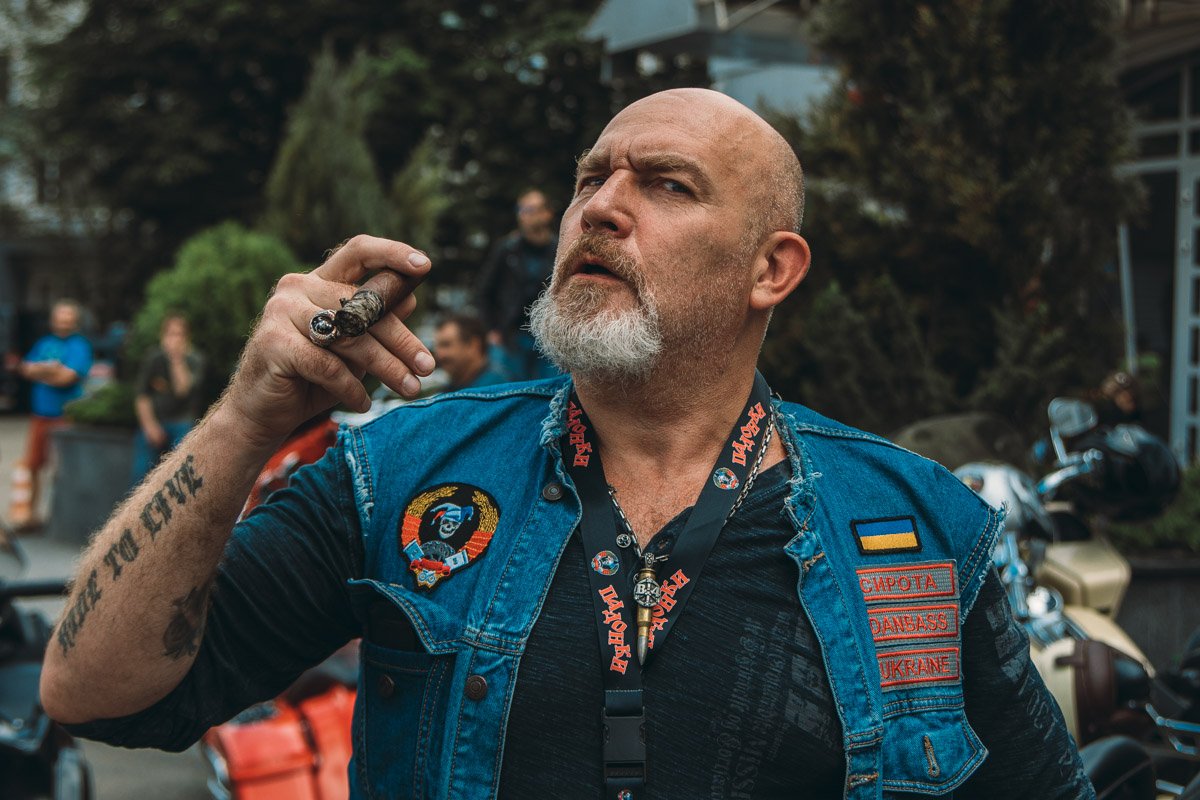 Ну и суровые мужчины, конечно, не оставили день рождения Harley Davidson без внимания. На фото Сирота из клуба Падонки Данбасса Ну и суровые мужчины, конечно, не оставили день рождения Harley Davidson без внимания. На фото Сирота из клуба Падонки Данбасса