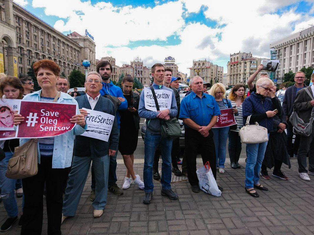 На Майдане Независимости снова собрались активисты с плакатами FreeSentsov
