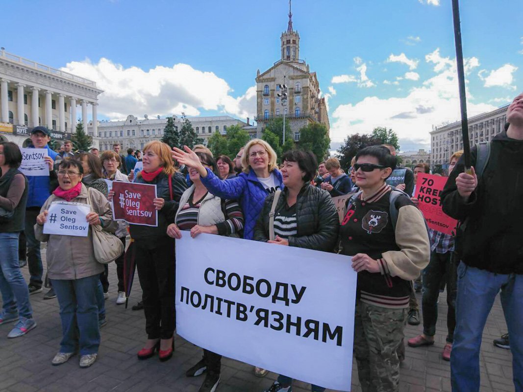 Люди борются за освобождение украинского режиссера и писателя Олега Сенцова, а также других политических узников, которых удерживают в России