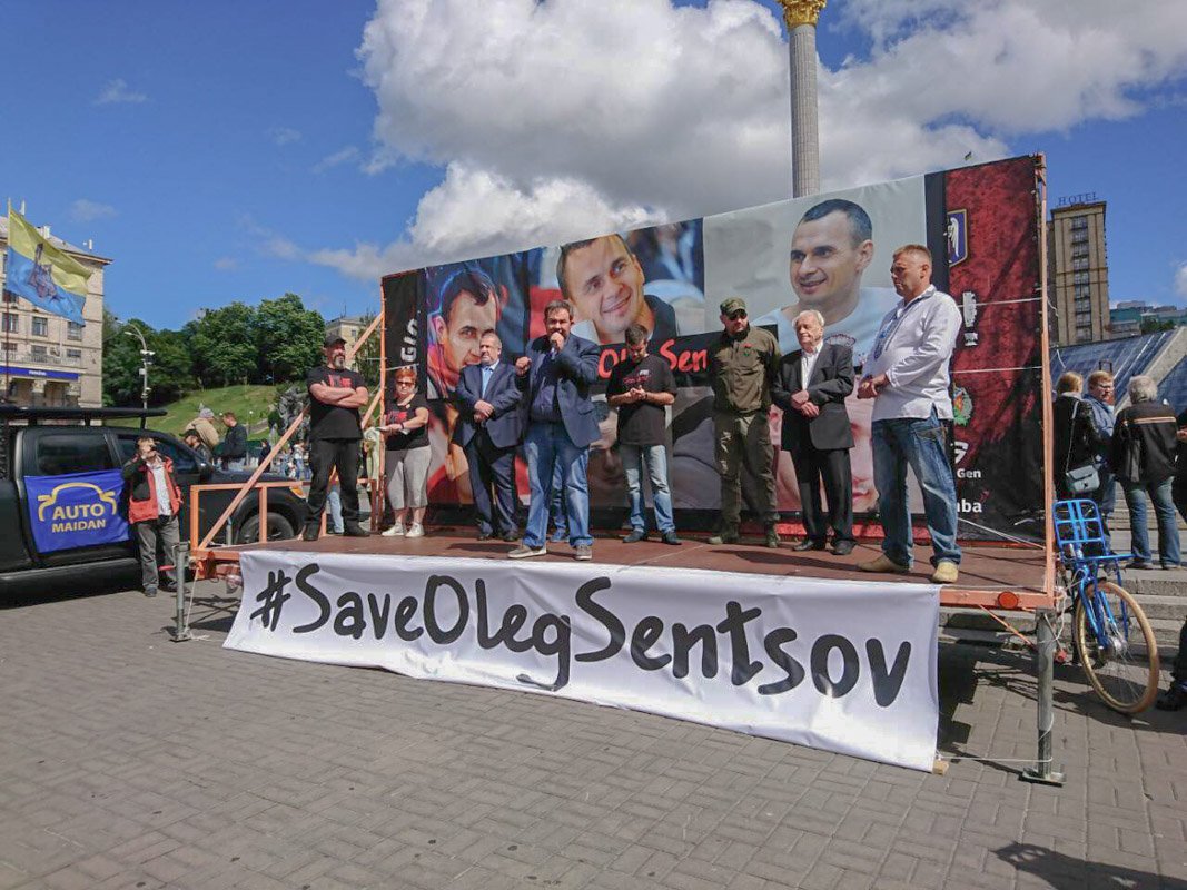 Акция началась с выступления спикеров на сцене