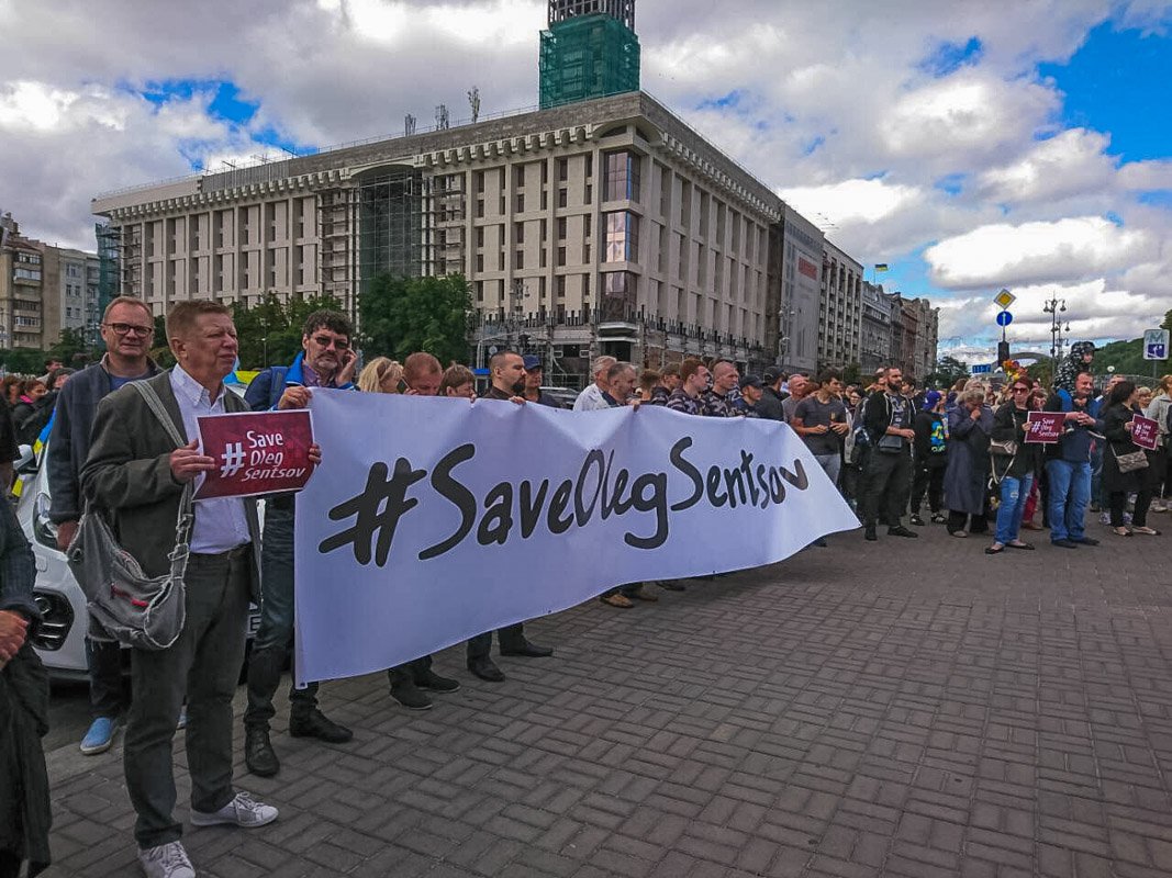 Сотни неравнодушных граждан, в том числе участники организации "АвтоМайдан" и белорусы, устроили акцию в центре Киева