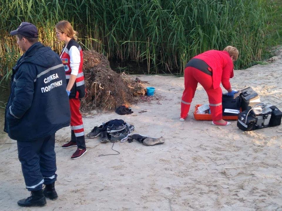 Медики пытались реанимировать парня, но, к сожалению, спасти не удалось. Фото: Влад Антонов