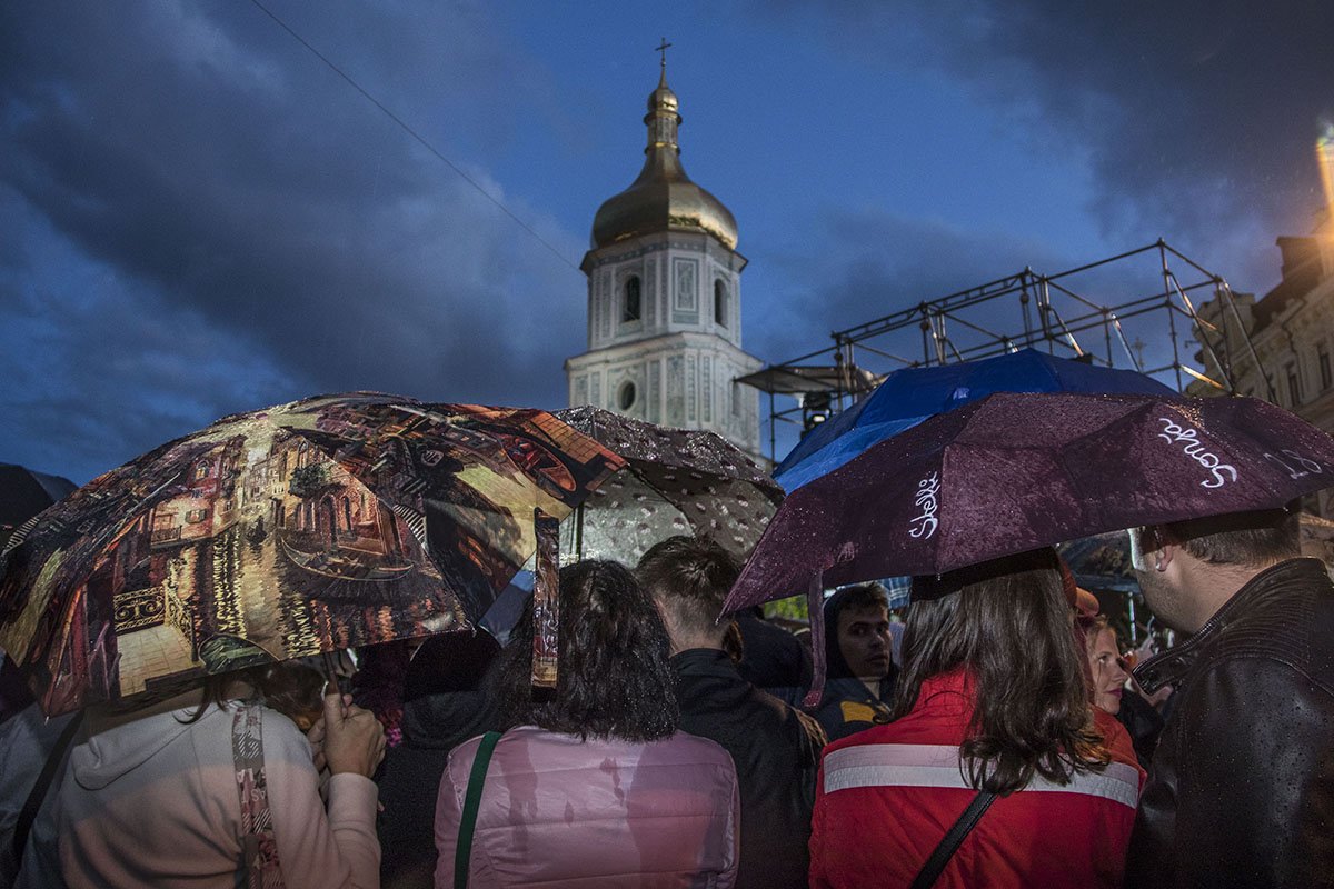Около тысячи зрителей пришли насладится классической музыкой и в живую увидеть известных личностей Около тысячи зрителей пришли насладится классической музыкой и в живую увидеть известных личностей