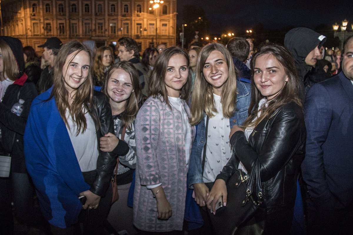 Оделись потеплее, захватили зонтики и вперед! Оделись потеплее, захватили зонтики и вперед!