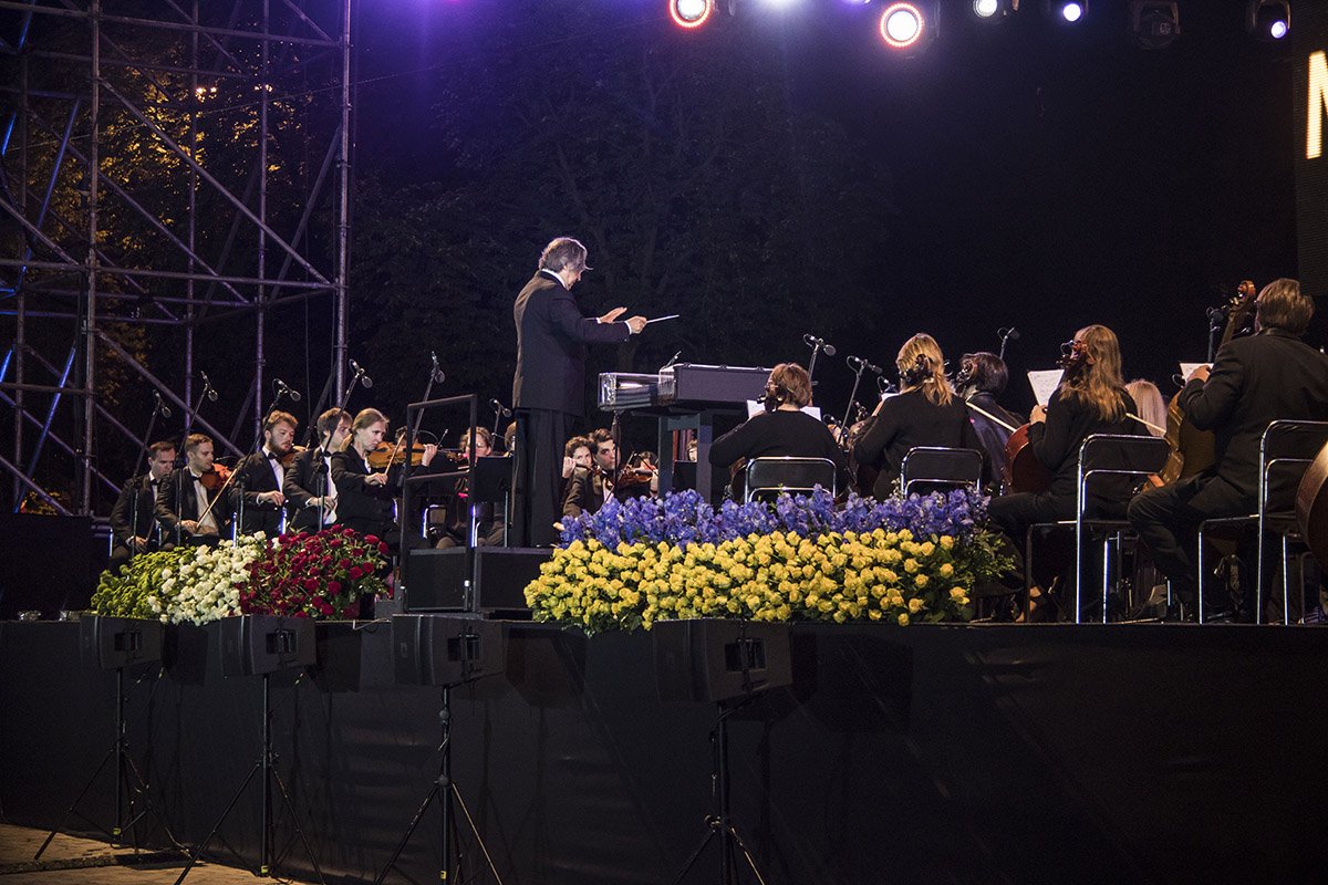 Симфонический оркестр выглядел очень гармонично, не менее гармонично он звучал Симфонический оркестр выглядел очень гармонично, не менее гармонично он звучал