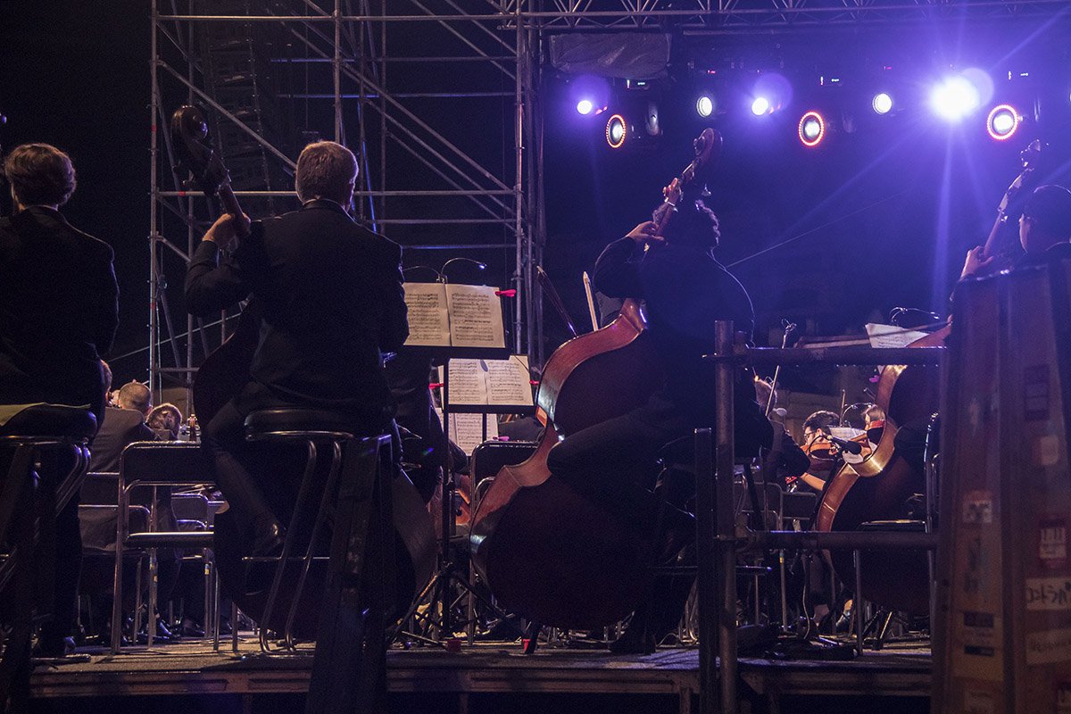 Подумать только, десятки музыкантов мелодией своих инструментов создают один шедевр Подумать только, десятки музыкантов мелодией своих инструментов создают один шедевр