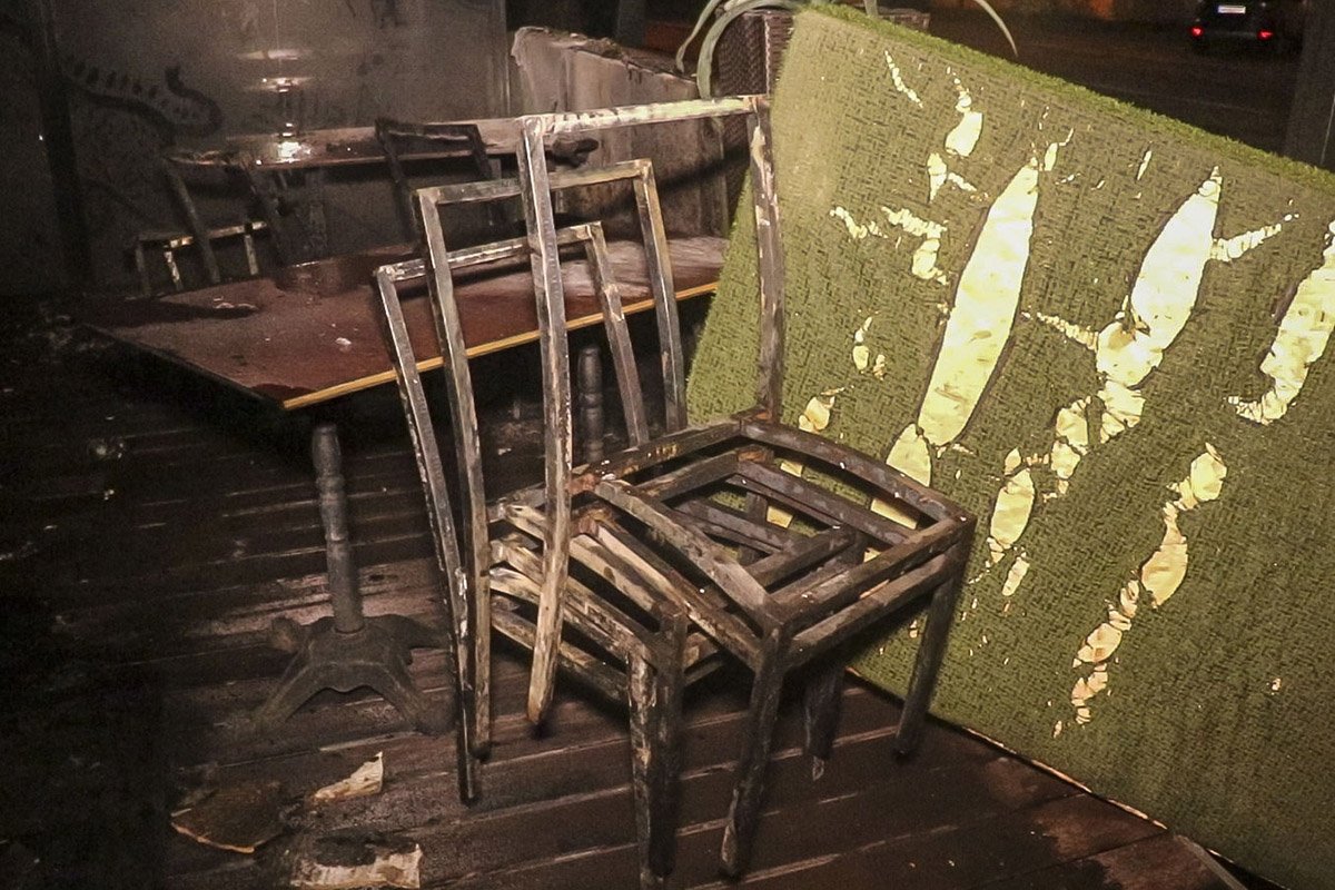 Огонь охватил летнюю террасу ресторана