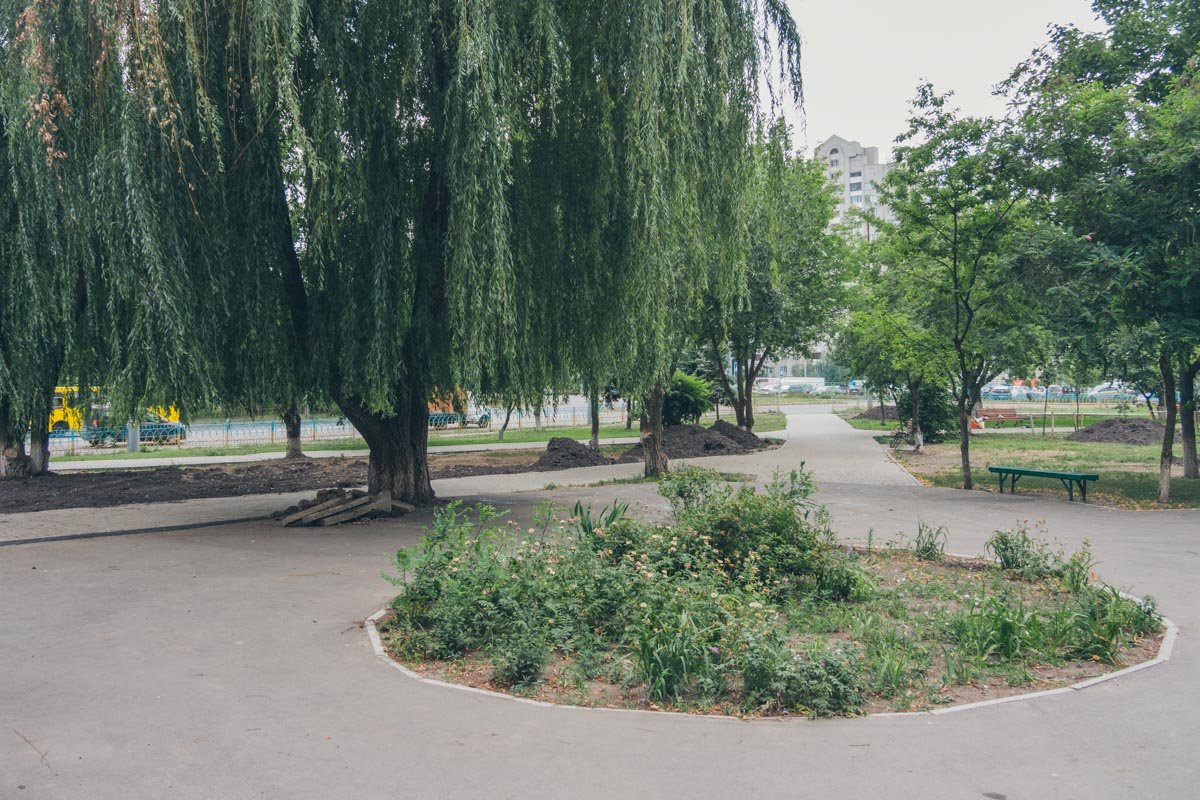 Кое-где еще лежит старая плитка 