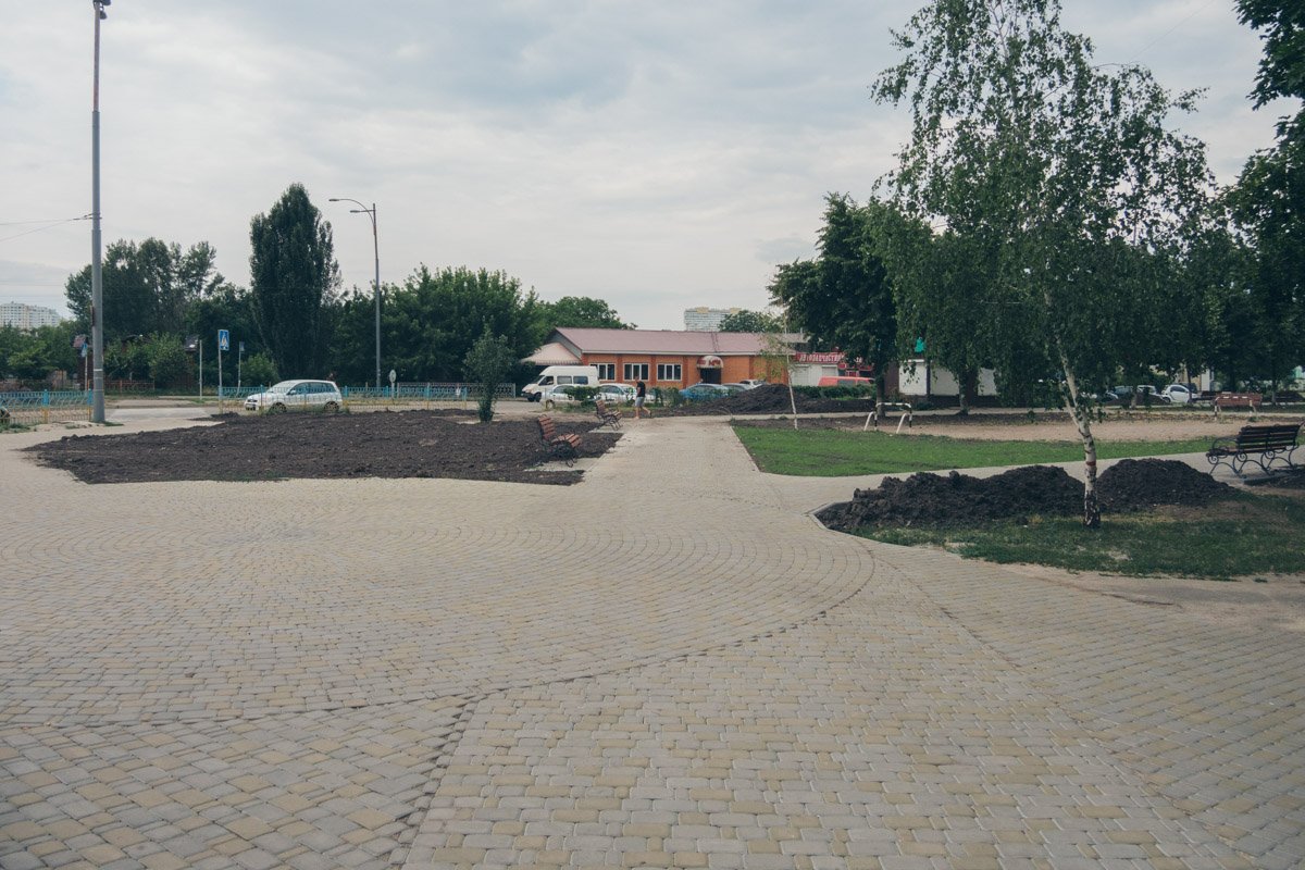 В некоторых местах грунт для клумб еще лежит кучами 