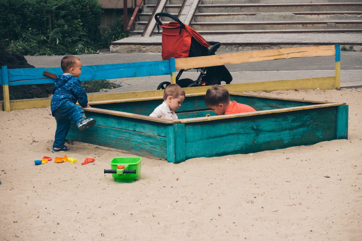 А вот и отголоски прошлого - ветхие песочницы 