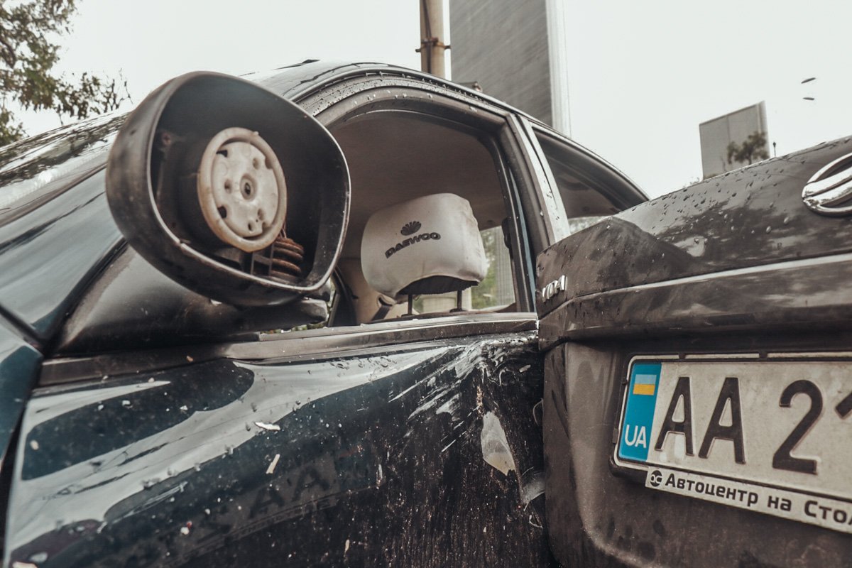 По словам водителя Zaz Vida, он забоялся столкновения, резко затормозил, автомобиль развернуло и ударило задом о бок Lanos