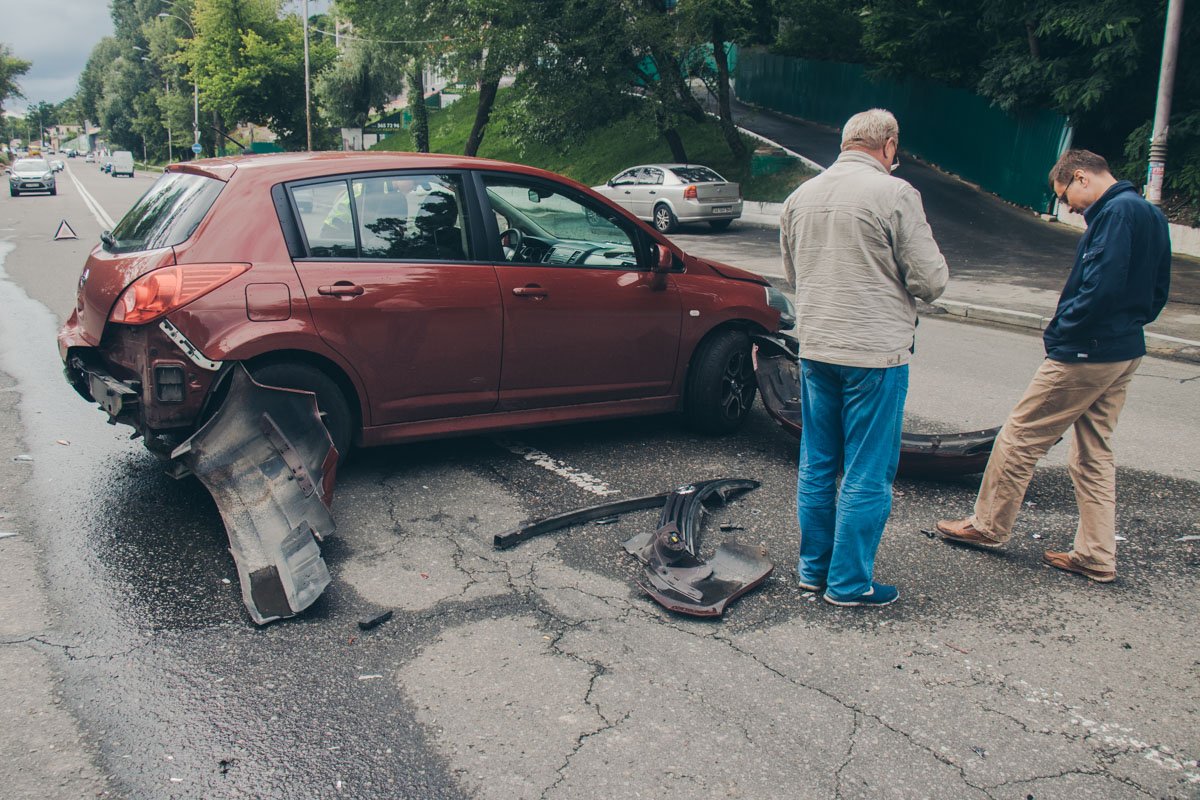Nissan Tiida начал отъезжать от обочины и совершать разворот через двойную сплошную