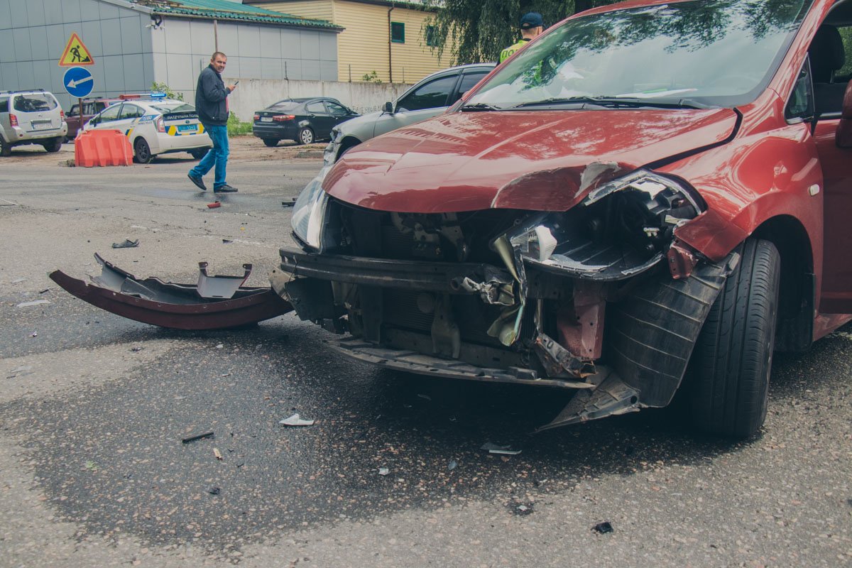 У всех автомобилей побиты бампера 