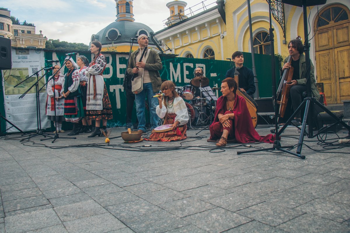 На мероприятии знаменитая певица Катя Чили исполнила молитву На мероприятии знаменитая певица Катя Чили исполнила молитву