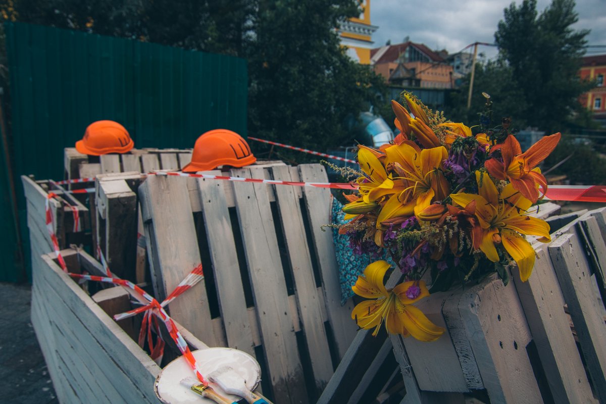 Жители Киева требуют построить музей на площади и разместить тут найденный артефакты времен Киевской Руси Жители Киева требуют построить музей на площади и разместить тут найденный артефакты времен Киевской Руси