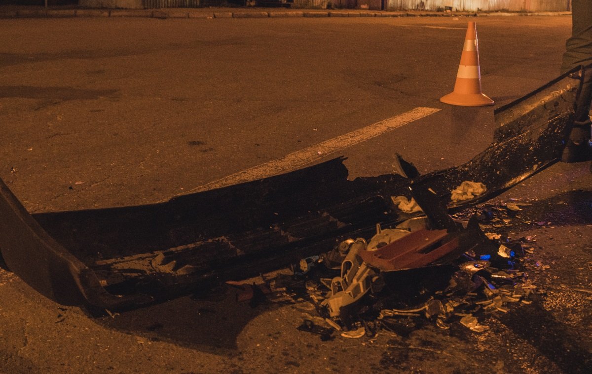 На дороге остались оторванные части авто