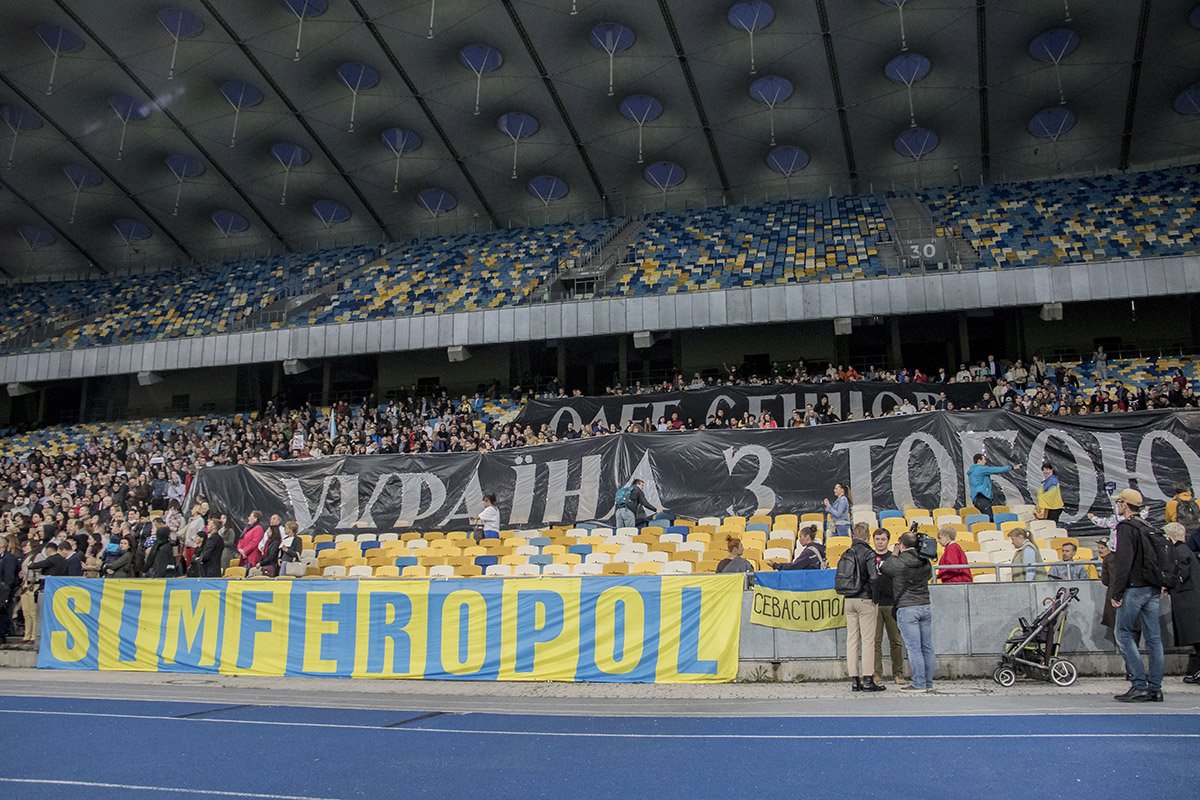 Сотни людей собрались на НСК "Олимпийский" 