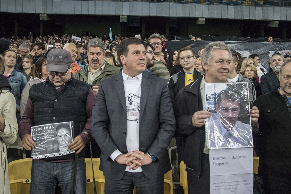 Поддержать Сенцова пришли обычные люди и политики 