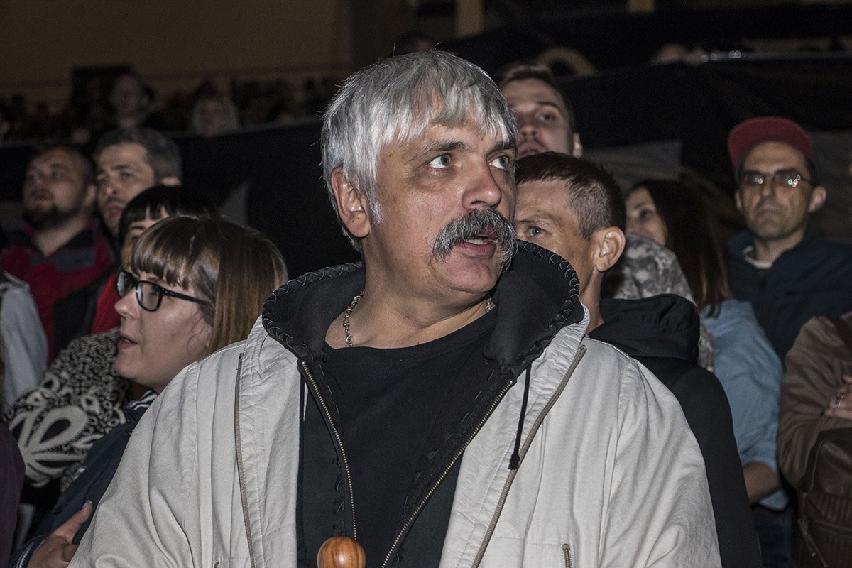 В первых рядах можно было заметить общественных активистов 