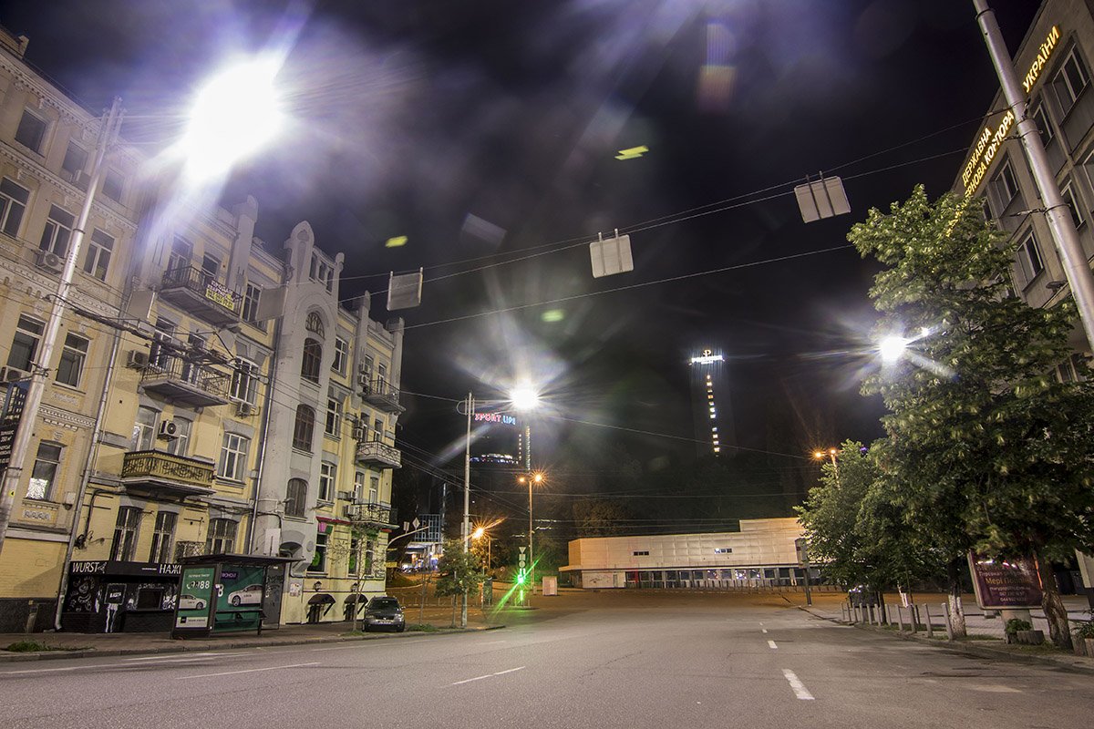 В свете фонарей улица Саксаганского выглядит совершенно иначе