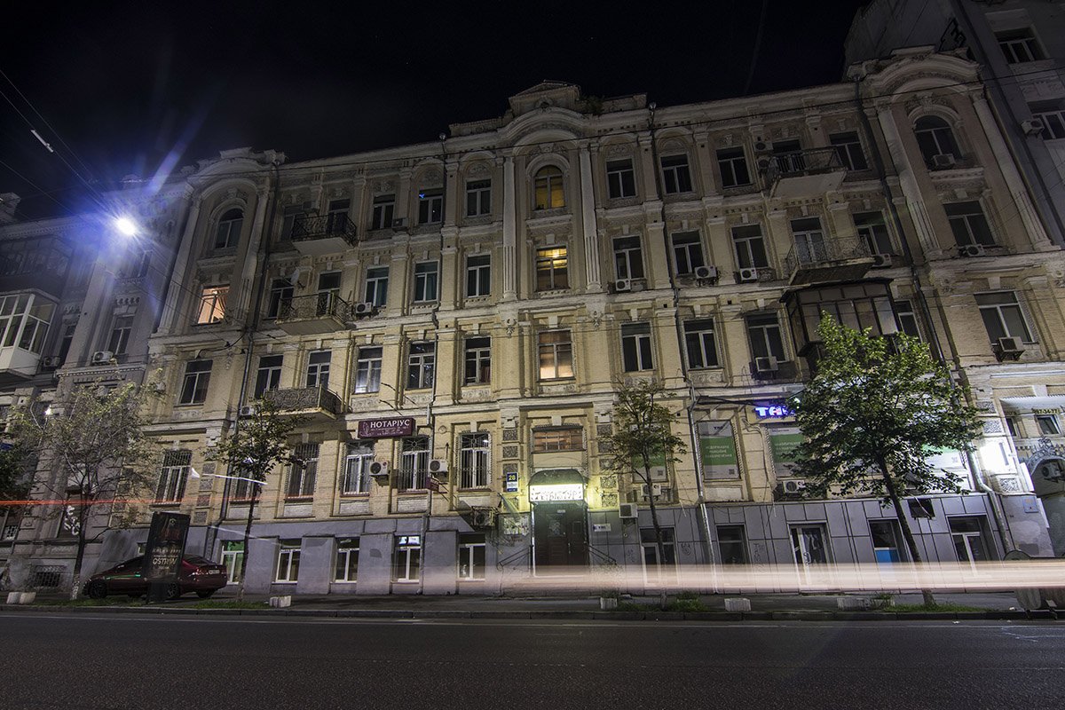 Несмотря на глубокую ночь, не все спешат уснуть. В некоторых окнах горит свет 