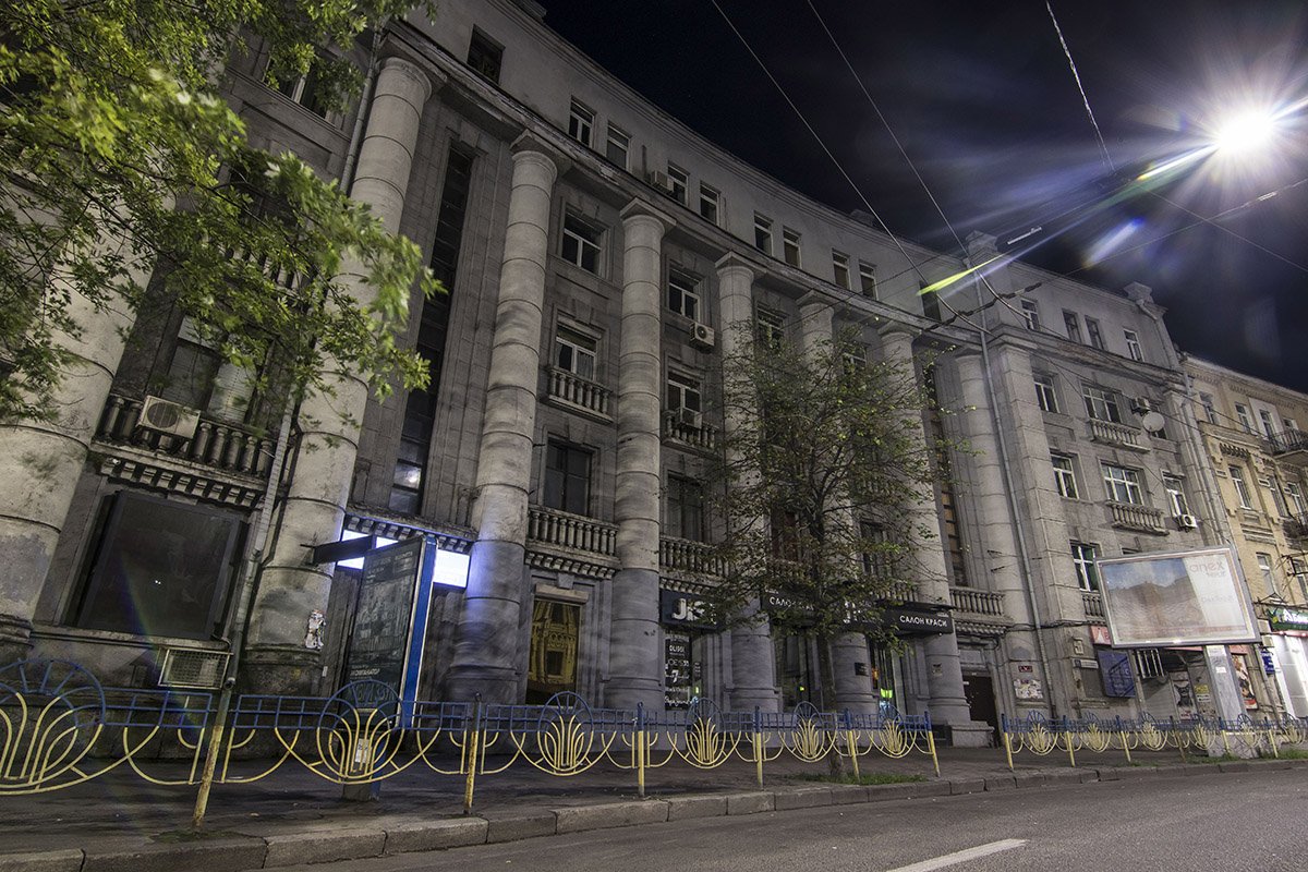 Здесь много зданий, удивляющих своей монументальностью 