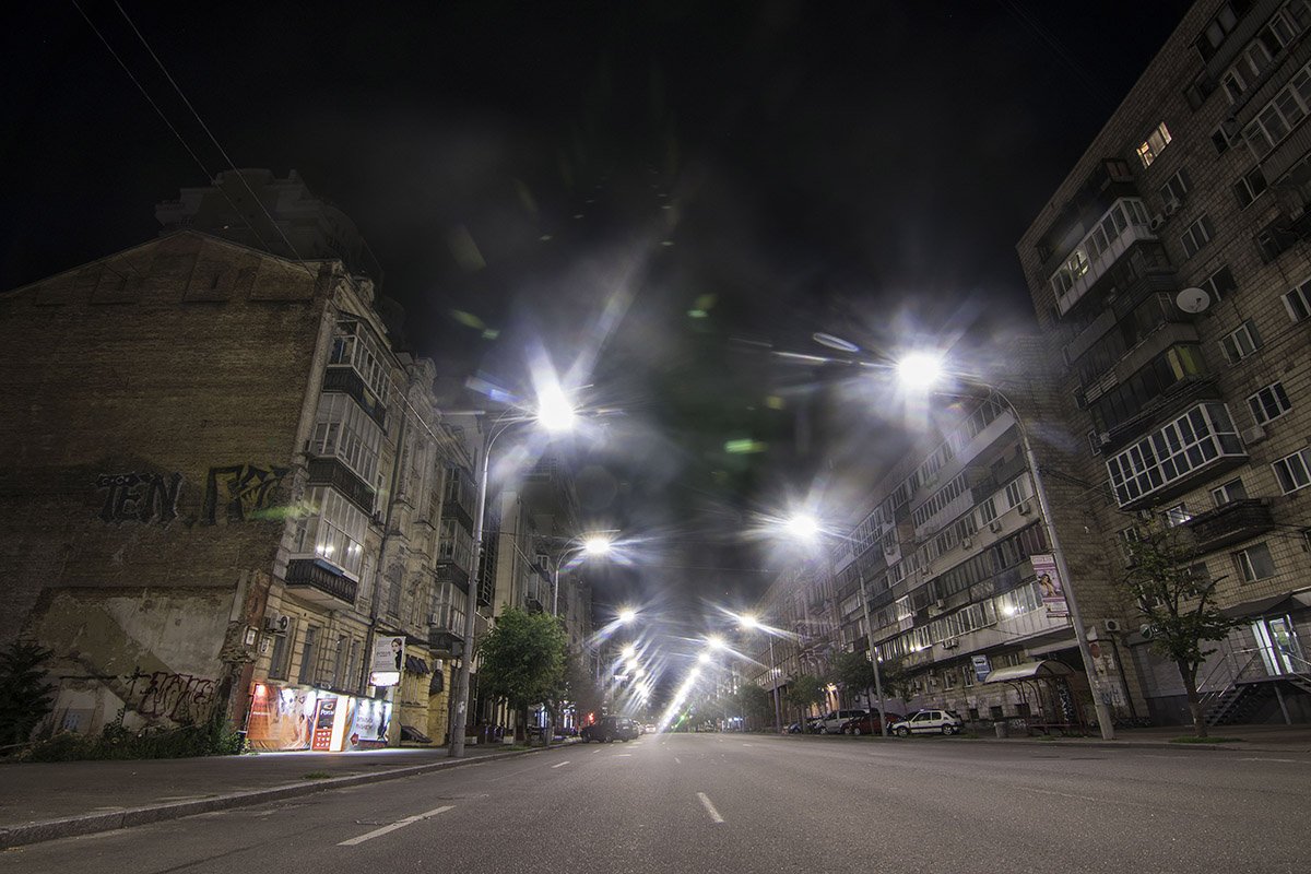 Но хаотичные рисунки на фасадах зданий напоминают о настоящем 