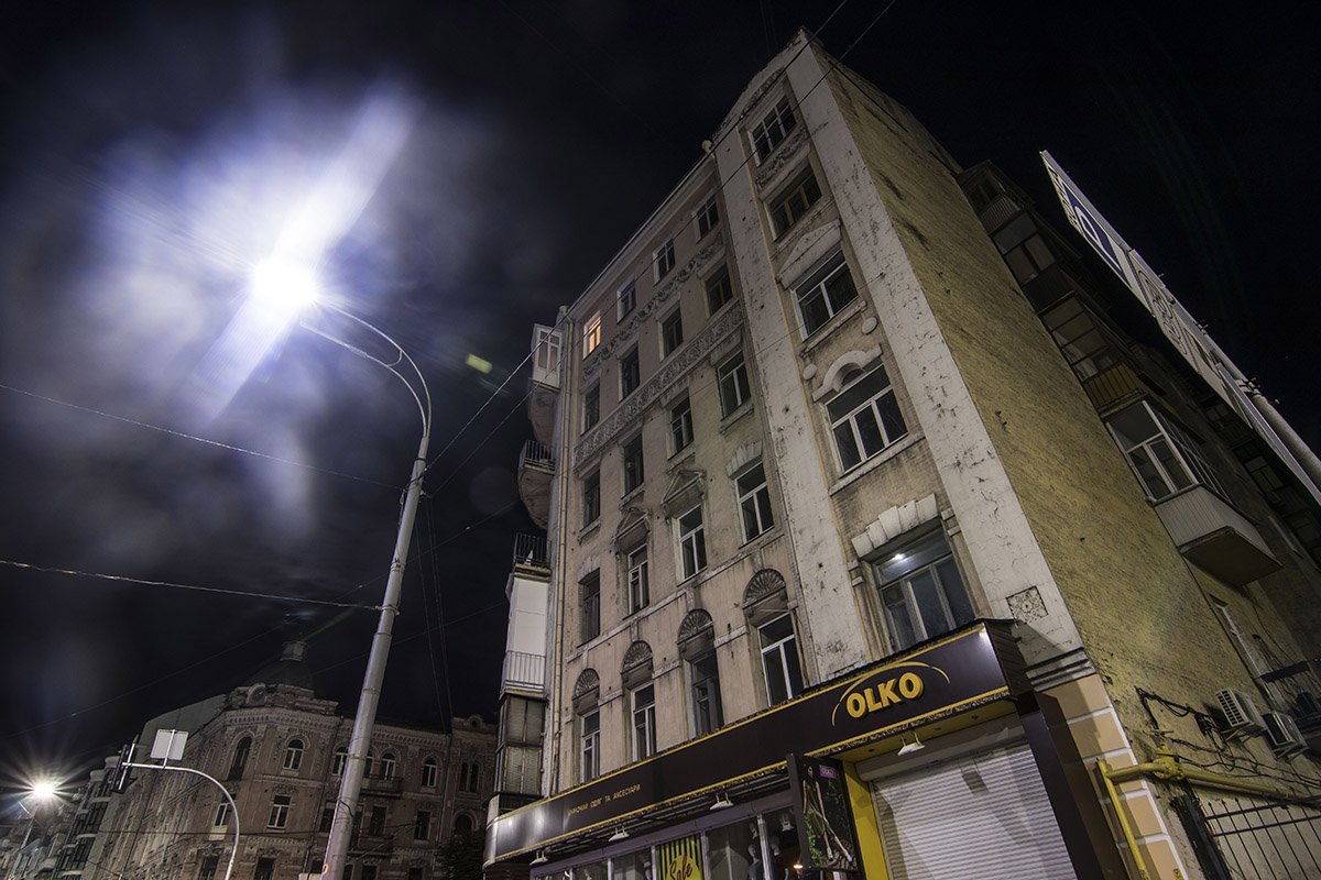 Луна затерялась в свете фонарей 