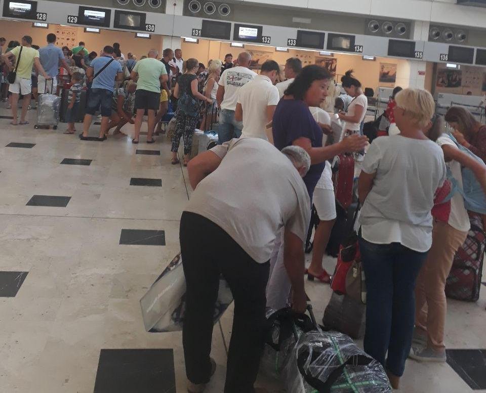 Аэропорты Украины и других стран переполнены туристами Аэропорты Украины и других стран переполнены туристами