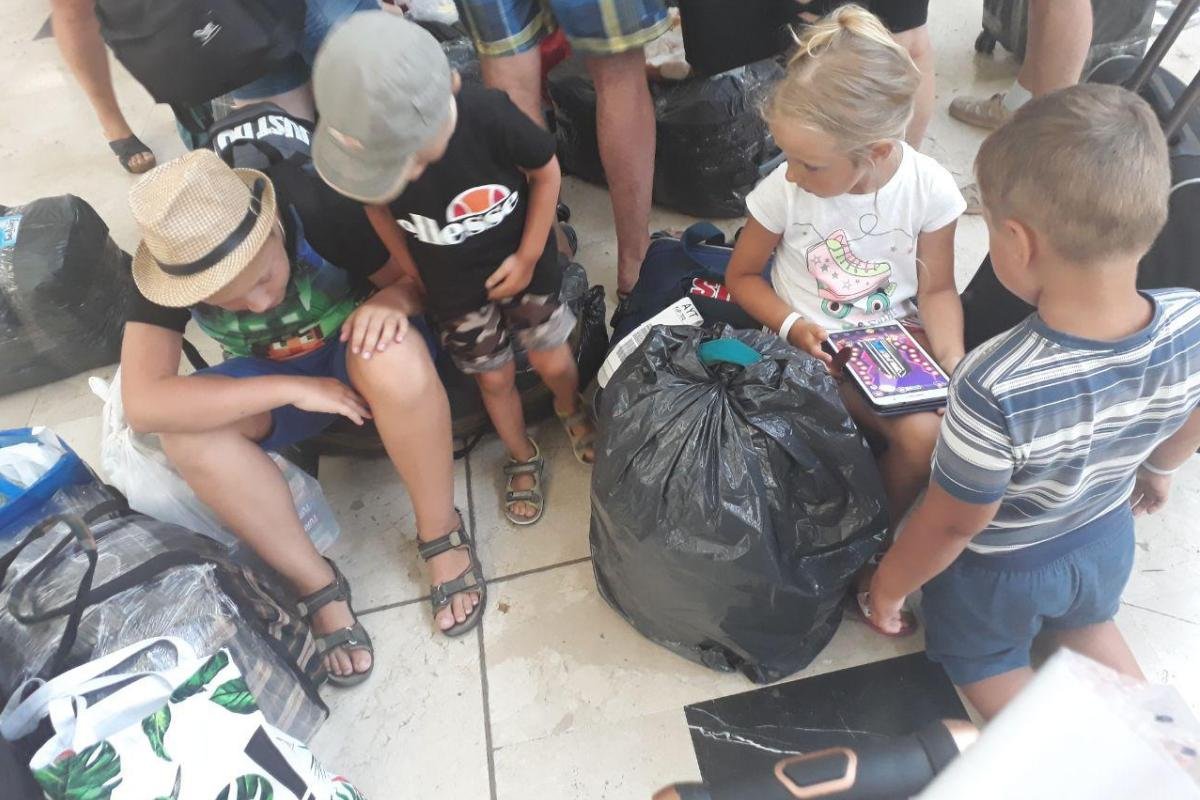 Среди них - много детей, даже совсем маленьких Среди них - много детей, даже совсем маленьких