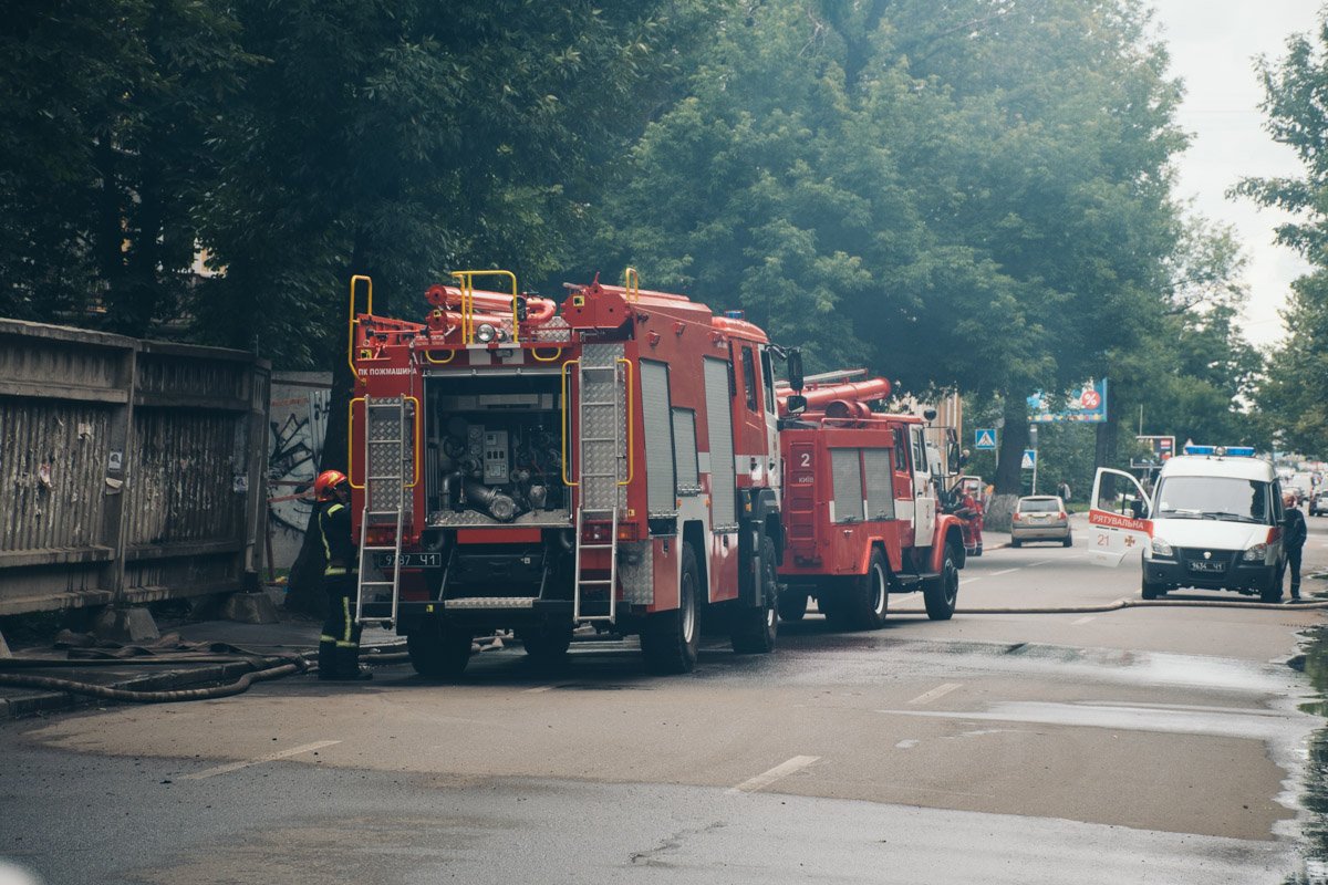 На месте происшествия работает 4 единицы основной и специальной пожарно-спасательной техники и 20 человек личного состава