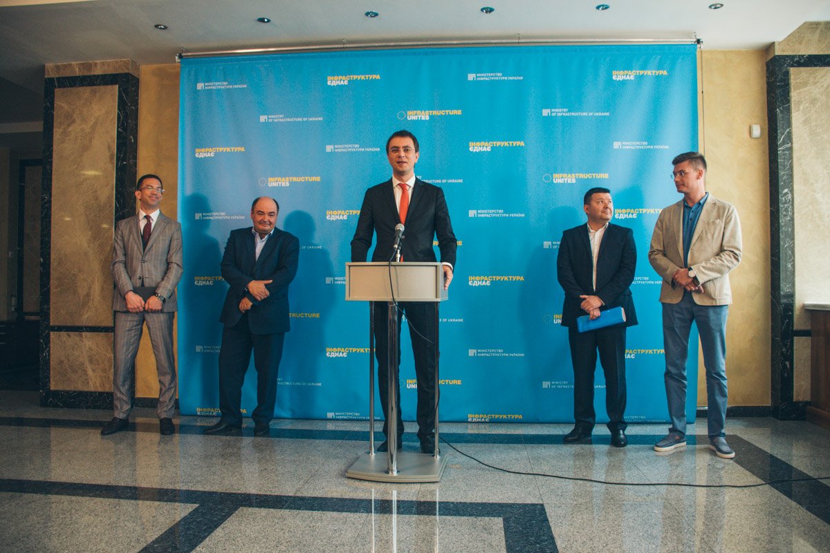 Министр инфраструктуры Владимир Омелян заявил, что в 2019 году заменят все самолеты, которые прослужили более 20 лет