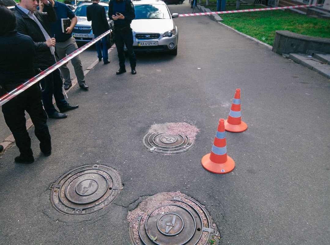 Полицейские оградили место преступления 